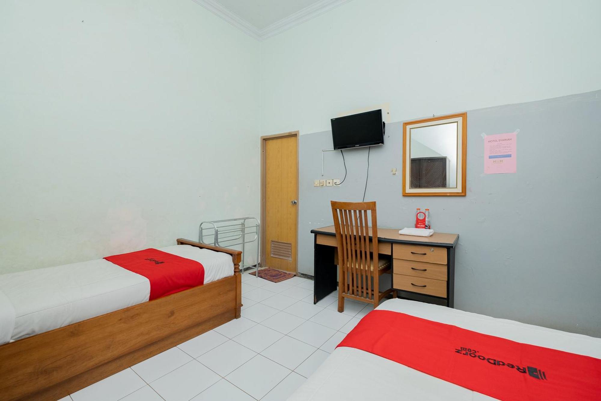 Reddoorz Syariah At Jalan Sunan Giri Tuban Tuban  Экстерьер фото