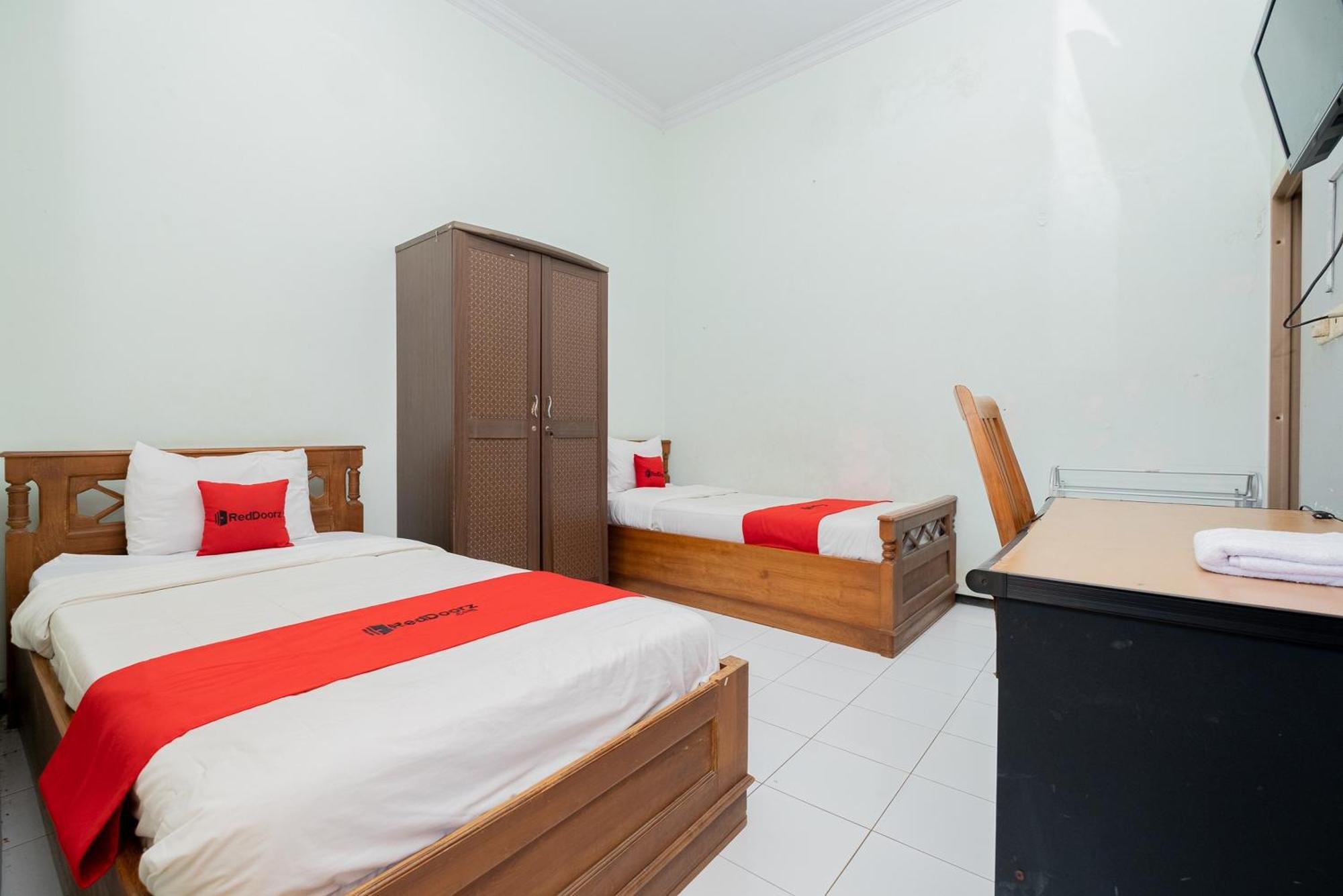 Reddoorz Syariah At Jalan Sunan Giri Tuban Tuban  Экстерьер фото